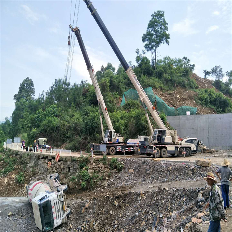 望谟汽车掉沟里叫吊车救援要多少钱